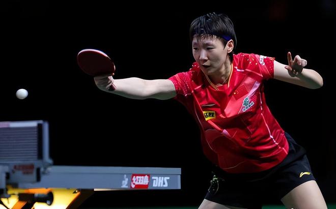 考辛斯和娇妻合影，没拿过亿元合同，打不上CBA，娇妻身高仅到腰